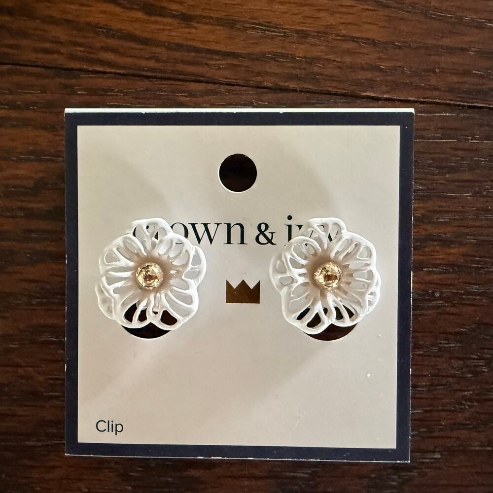 NWT Crown & Ivy White Floral ClipOn Earrings Gold Center (Women’s) Resortwear